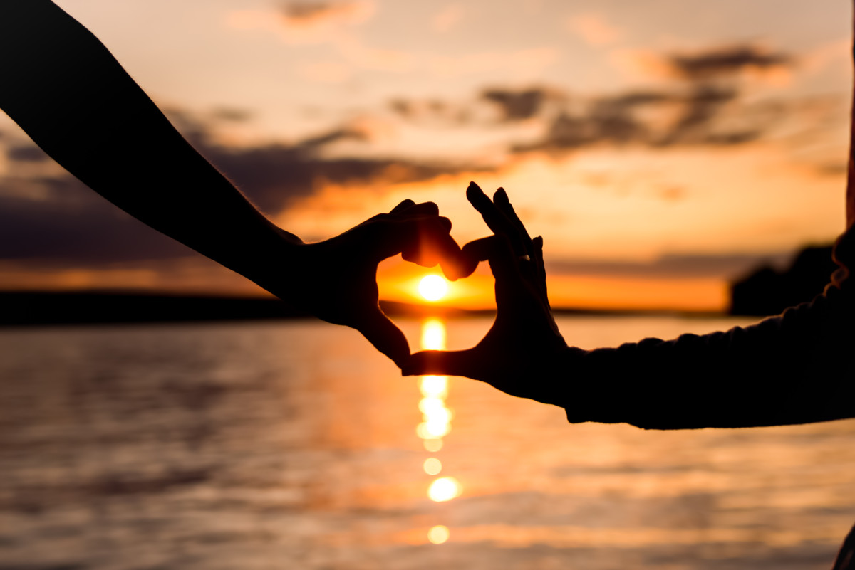 手で作るハート